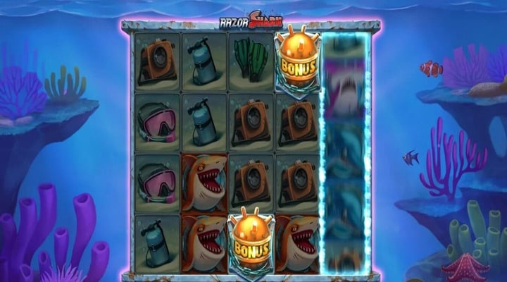 Giro con potencial de otorgar giros gratis en el juego Razor Shark